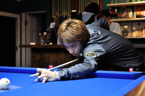 http://www.billiards-cues.jp/news/2012/event/side_hayato.jpg